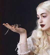 映画 アリスインワンダーランド の白の女王のマニキュアの色は Yahoo 知恵袋