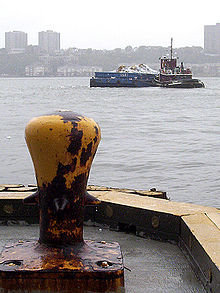 港にある船のロープをひっかける鉄製の物はなんと言う名前ですか 