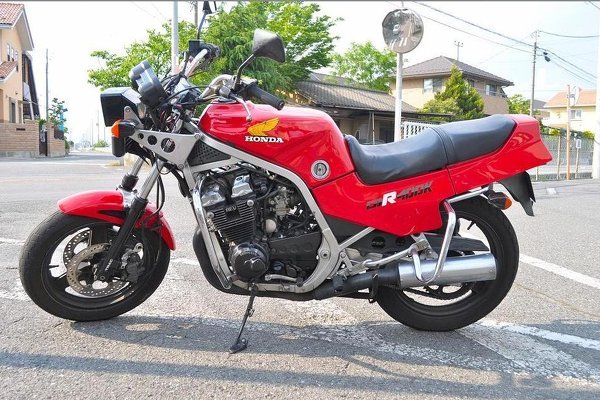 教習車のCBR400Kについて。CBR400Fとの違いは、400Kがバーハンド