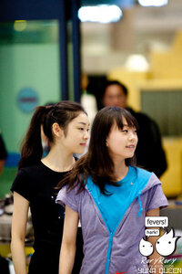 今日のｓ １の７days７minutesでのインタビューでキムヨナの隣にいた Yahoo 知恵袋