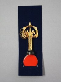 どこのお守りでしょうか 車のダッシュボードなどに置いてある 金色の輪っか Yahoo 知恵袋