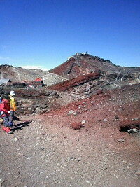富士山の頂上付近の土はなぜえんじ色になっているのですか 先日母が富 Yahoo 知恵袋