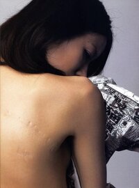 椎名林檎さんの肩 腕の付け根のところ って 普通の女性よりちょっとゴ Yahoo 知恵袋