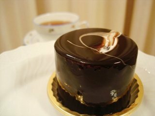 チョコケーキでまっ黒くてテカテカトロトロしている液体状のチョコがかかってい Yahoo 知恵袋