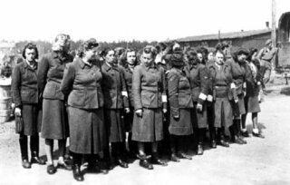 ナチ時代におけるドイツ人の普段着と収容所の女性看守の格好はどのようなものです Yahoo 知恵袋