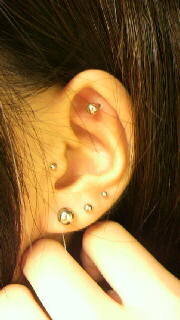 ピアスのコーディネート 左耳たぶに三つあいてるとしたら ど Yahoo 知恵袋