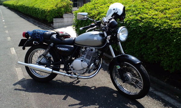 グラストラッカーとST250のどっちかを買おうと思うんですが、... - Yahoo!知恵袋