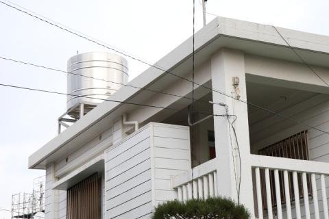 沖縄地方のコンクリートで造られた家の、屋根にある「タンク」に 