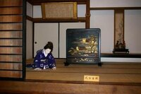 玄関に入ると和服の妻がお出迎え三つ指ついて お帰りなさいませ御苦労さま Yahoo 知恵袋