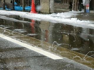 北海道の道路の坂道って凍結防止の為に 道路から水が出るって本当ですか Yahoo 知恵袋