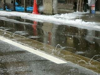 北海道の道路の坂道って凍結防止の為に 道路から水が出るって本当ですか Yahoo 知恵袋