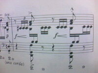 ピアノの楽譜記号 アクセントの記号 に似ている Vの逆さ Yahoo 知恵袋
