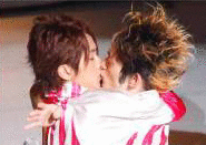 與真司郎がmc中にメンバーの西島隆弘にキスをしたそうなのですが動画または Yahoo 知恵袋