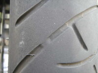 バイクの車検で記載するタイヤの溝の深さについて どの部分の溝を測れば Yahoo 知恵袋