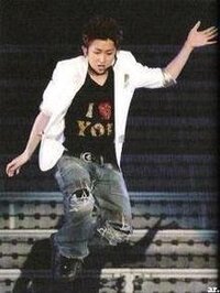 嵐の大野智くんがソロ曲のｒａｉｎのときに着ていたピンクと白 っぽ Yahoo 知恵袋