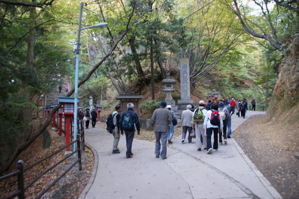 急ぎです お願いします 明日高尾山に登る予定なのですが 半ズボンにス Yahoo 知恵袋