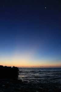 よくみかける夕焼け 朝焼け などで青 オレンジのグラデーションのきれいな空の Yahoo 知恵袋