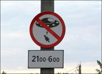 青山霊園近くのとある高校へ続く路地に その他の危険注意 の道路標識 Yahoo 知恵袋