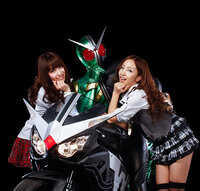 仮面ライダーにakb48の河西智美と板野友美が出演していたのはなんと Yahoo 知恵袋