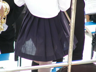 女子高生の制服のスカートって生地薄いですか？透けやすいですか？ - min - Yahoo!知恵袋