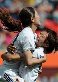 なでしこジャパンの川澄奈穂美選手が使っているヘアバンド 蛍光ピ Yahoo 知恵袋