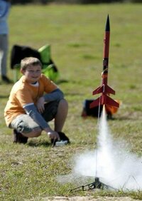 ロケット花火ってどこの部分が飛んでいってるのですか？火をつけて先っ