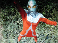 初代ウルトラマンの変身シーンのゲンコツポーズ唯一前を向いていな Yahoo 知恵袋