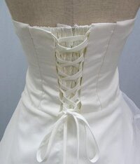 画像あり ドレスの背中の紐の結び方について 画像のように背 Yahoo 知恵袋