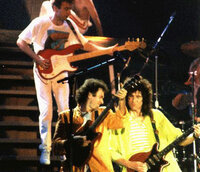 Queenのwebmey86でちょくちょく出てくるピンクの服着たギタ Yahoo 知恵袋