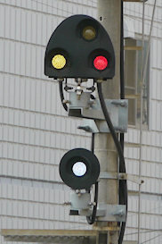 鉄道で、入換信号とは何ですか？ - 入換信号機《いれかえしんご