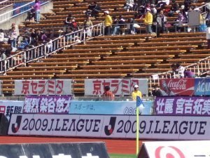 思ったのですが Jリーグの横断幕って試合前に誰が貼り付けているのですか Yahoo 知恵袋