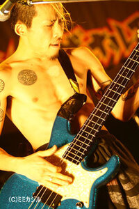 マキシマムザホルモンの上ちゃんが使ってるベースはどこのメーカーですか Yahoo 知恵袋