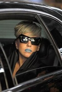 LadyGagaの『Marrythenight』のPVについて - LadyGagaの『Marrythenight』のPVを見たのです... - Yahoo!知恵袋
