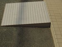 道路と建物入り口の段差解消のために敷かれている鉄板の名前を教え Yahoo 知恵袋