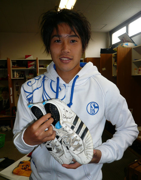 現在 内田篤人が着用してるこのスパイク 実際に試合ではいている写 Yahoo 知恵袋