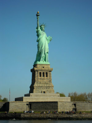 ニューヨークの自由の女神が右手に持っているのはなんですか 右手 Yahoo 知恵袋