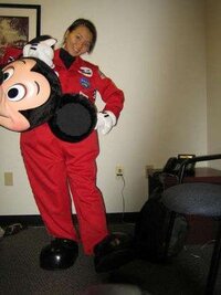 紅白にミッキーマウスがでてましたが 東京ディズニーランドにもミッキ Yahoo 知恵袋