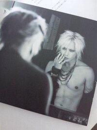 Hydeさんの画像で 鏡を見ている 上半身が裸 腹筋が割れている 金髪か白髪 Yahoo 知恵袋