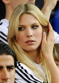なんで海外サッカー選手の彼女 奥さんってあんなに可愛いんですか シャキ Yahoo 知恵袋