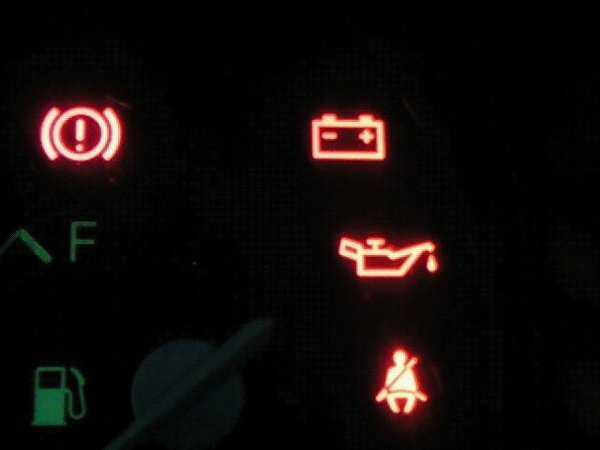 充電警告灯と油圧警告灯の二つが点灯しました コンビニで買い物を Yahoo 知恵袋