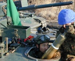 Yahoo!知恵袋戦車の砲撃演習のときに赤い旗と緑の旗を使ってますが、どのように使い分けているんですか?