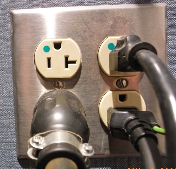 アメリカのコンセントプラグの形状は日本と同じですか 100v 24 Yahoo 知恵袋