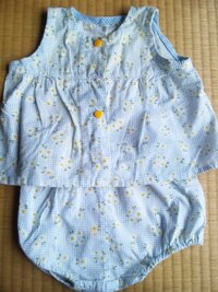 赤ちゃんが肌着 白無地 だけで外出していたら変ですか 近所のスー Yahoo 知恵袋