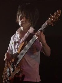 Radwimpsのベーシスト 武田祐介さんが使っているベースの画像をお願いし Yahoo 知恵袋