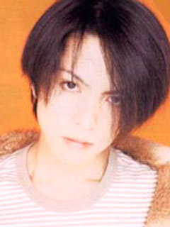 Divetoblueのpvのhydeさんの髪型にしたくて 美容院に画 Yahoo 知恵袋