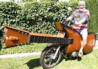 ギターを背負ってバイクに乗るのは変ですか みんなやってるし変ではないと Yahoo 知恵袋