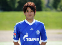 内田篤人選手の髪色 ある写真を見たら 茶色で結構明るくなっていました Yahoo 知恵袋