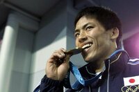 何故メダリストはメダルを噛むのですか 金メダルを最初に Yahoo 知恵袋