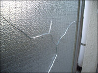 窓ガラスが勝手にヒビが入りました 普段使わない窓なんで何かをぶつけたりとかもあり 教えて 住まいの先生 Yahoo 不動産