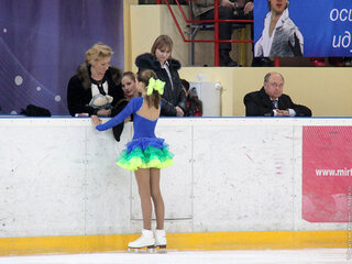 フィギュアスケートの女子選手の髪型について長い髪の選手はよく後ろで一つのお団子 Yahoo 知恵袋